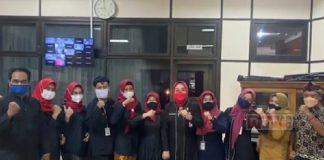 Pastikan Semua Pakai Baju Adat, Sri Sumarni Lakukan Inspeksi