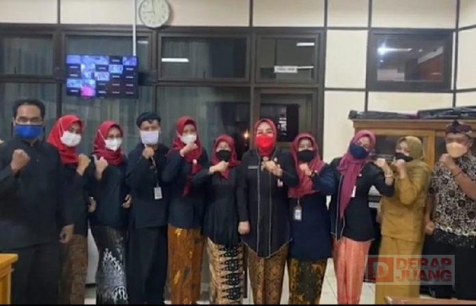 Pastikan Semua Pakai Baju Adat, Sri Sumarni Lakukan Inspeksi