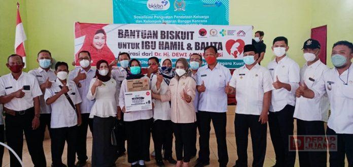 Peduli Balita dan Ibu Hamil, Dewi Aryani Bagikan Biskuit (2)