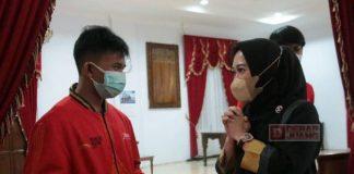 Raih Emas di PON Papua, Adhitya Terima Bonus dari Bupati Tiwi