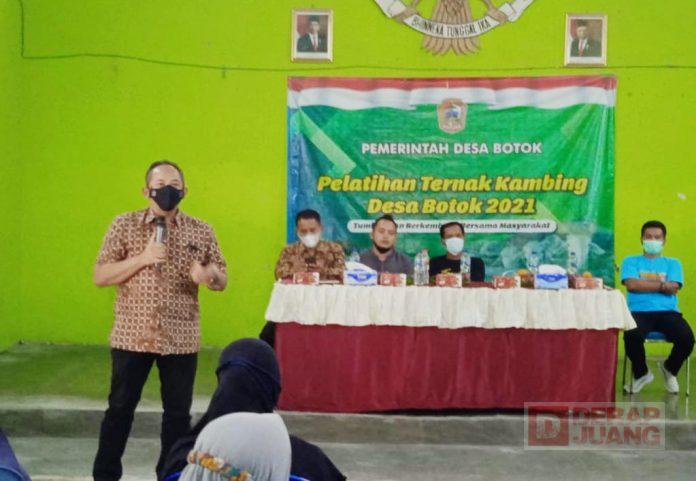 Rober Christanto Berikan Pelatihan Ternak Kambing di Desa Botok
