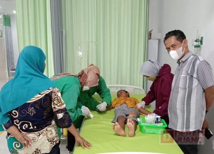 Senyum Kebaikan Kang Didi untuk Wahyu Penderita Bibir Sumbing