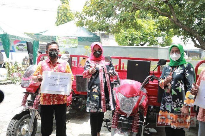 Sri Mulyani Berikan Bantuan Alat Transportasi Pertanian Roda Tiga Kepada Kelompok Tani Klaten