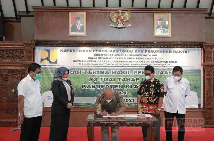 Sri Mulyani Serahterima Hasil Proyek Pembangunan Saluran Irigasi P3-TGAI
