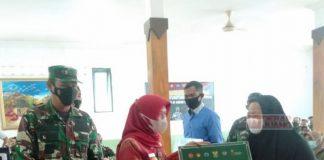 Wabup Ristawati Salurkan Bantuan Bagi PKL Terdampak Covid-19