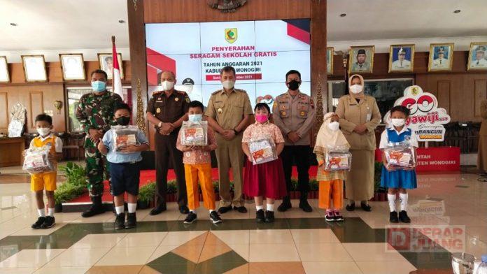 Anggarkan 8 Miliar untuk Seragam Gratis, Mas Jekek Upaya Mencerdaskan Kehidupan Bangsa