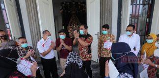 Bagikan Tabung Oksigen, Hendi Ingatkan Perkembangan Pandemi