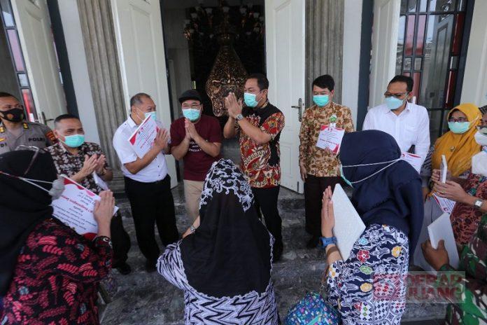 Bagikan Tabung Oksigen, Hendi Ingatkan Perkembangan Pandemi (2)