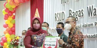 Bakti Sosial, Sri Mulyani Berikan Souvenir dan Sembako di RSUD Bagas Waras Klaten