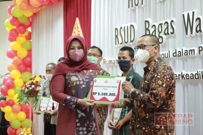 Bakti Sosial, Sri Mulyani Berikan Souvenir dan Sembako di RSUD Bagas Waras Klaten