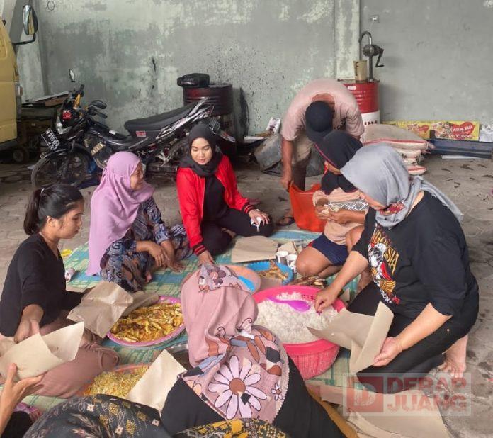 Bantu Kebutuhan Korban Banjir, Ragil Tresna Bagikan Bantuan dan Dirikan Dapur Umum