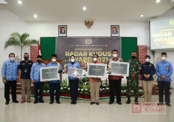 Berhasil Bangun Desa Wisata, Sri Sumarni Terima Radar Kudus Award