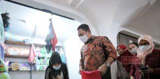 Berkunjung Ke Pasar Johar, Hendi Ikut Larisi Dagangan