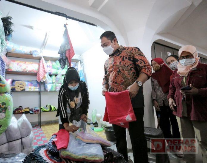 Berkunjung Ke Pasar Johar, Hendi Ikut Larisi Dagangan