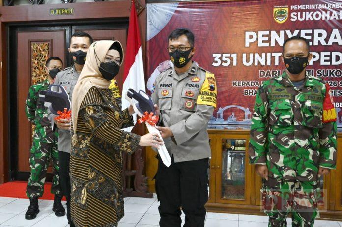 Bupati Etik Serahkan Motor Dinas Kepada Babinsa dan Bhabinkamtibmas