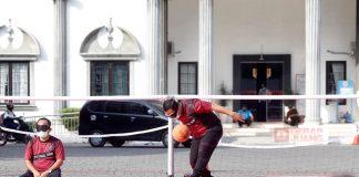 Gunakan Penutup Mata, Hendi Ikuti Eksibisi Goalball