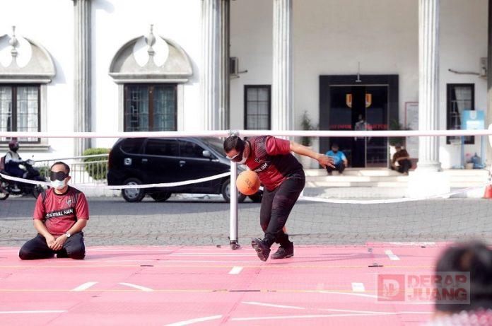 Gunakan Penutup Mata, Hendi Ikuti Eksibisi Goalball (2)