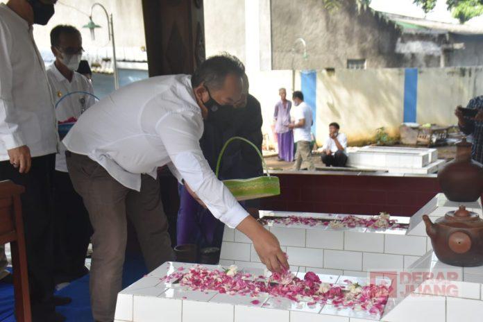 Jelang Hari Jadi Karanganyar, Rober Christanto Ziarah Makam Sesepuh
