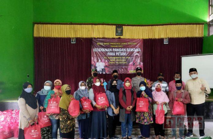 Kadarwati Salurkan Bantuan Pangan Kepada Satgas Covid-19 dan Warga Desa Jatipuro