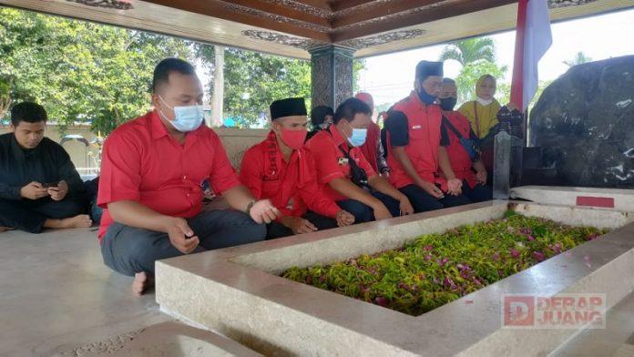 Kader-kader PDI Perjuangan Kota Tegal Ziarah ke Makam Bung Karno