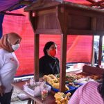 Mampir-Angkringan-di-Yogya-Puan-Borong-‘Sego-Kucing