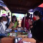 Mampir Angkringan di Yogya, Puan Borong ‘Sego Kucing’ (2)