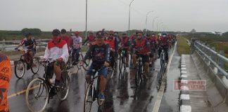 Meski Rintik Hujan, Ketua DPC Brebes Tetap Asik Bergowes