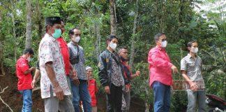 Pak Sam Blusukan di Desa Petahunan Tinjau Jalan Rusak