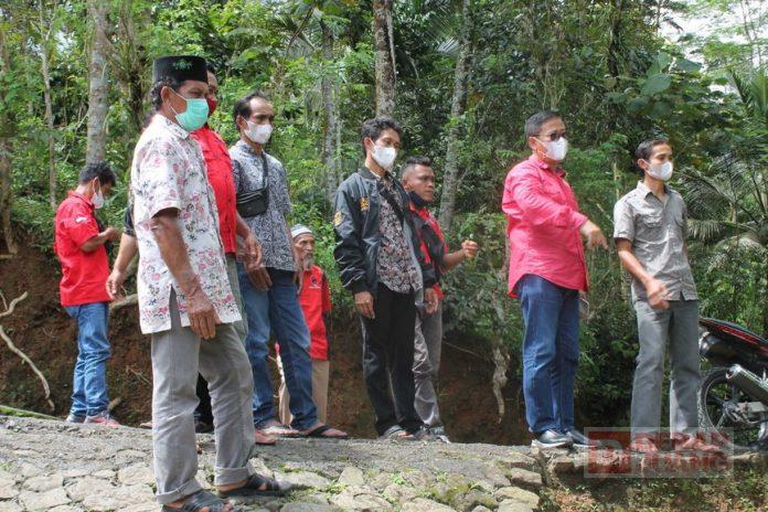 Pak Sam Blusukan di Desa Petahunan Tinjau Jalan Rusak