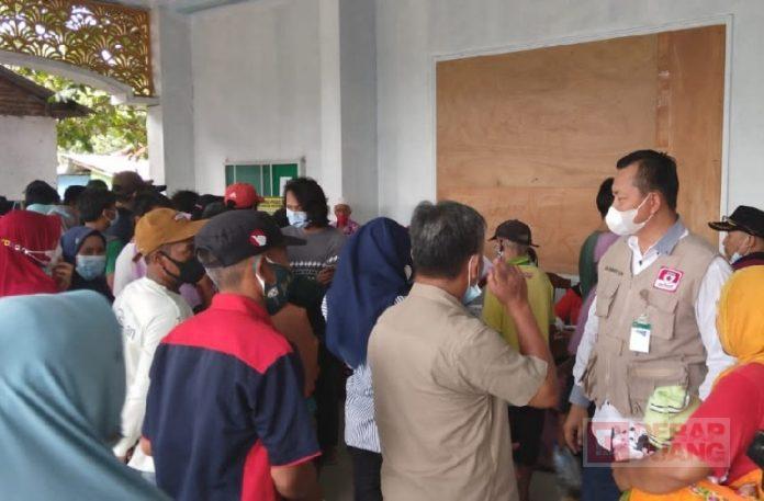 Pantau Vaksinasi di 3 Desa, Budi Harmanto Tekankan Percepat Penerima Dosis Vaksin (2)