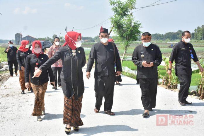 Pastikan Pembangunan Jalan, Sri Sumarni Sidak Proyek 7 Milyar