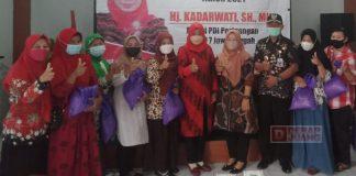 Peduli Petani Brambang, Kadarwati Beli Brambang, Lalu Dibagikan Kepada Masyarakat