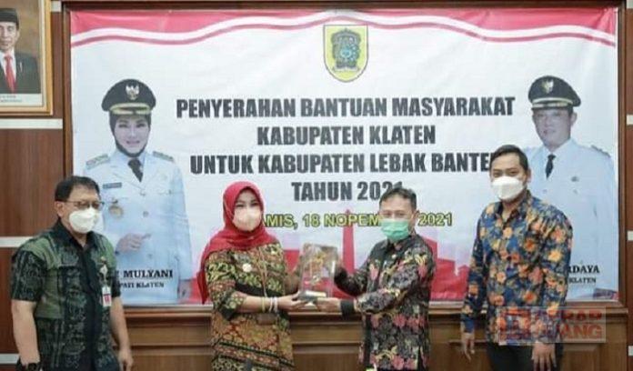 Peduli Sesama, Sri Mulyani Berikan Bantuan Kepada Masyarakat Terdampak Bencana di Lebak, Banten
