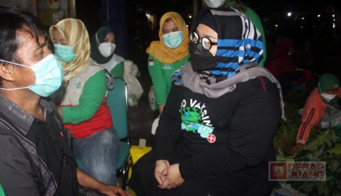 Percepat Capaian Vaksinasi di Bumi Sukowati, Bupati Yuni Blusukan ke Pasar Bunder
