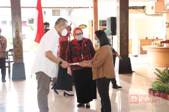 Peringatan HKN, Mas Jekek Serahkan Santunan Kepada Keluarga Nakes yang Meninggal Akibat Covid-19