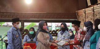 Peringatan Hari Kesehatan Nasional, Sri Mulyani Berikan 2 Unit Ambulance dan Alat USG Kepada Puskesmas