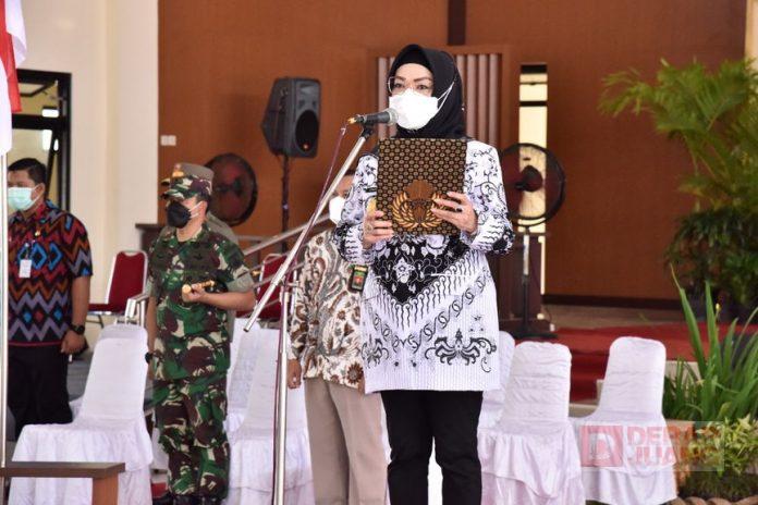 Pimpin Upacara HUT PGRI, Bupati Etik Jaga Integritas dan Tanamkan Pendidikan Karakter