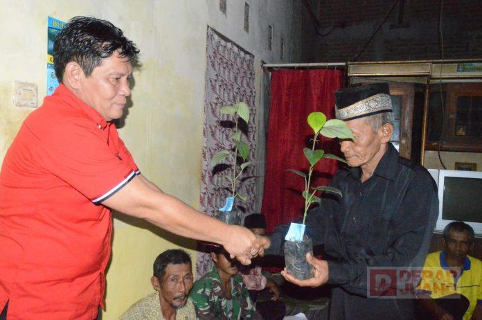 Salurkan Bantuan Bibit Lada di Desa Sawangan, Andry Berharap Munculnya Petani Milenial