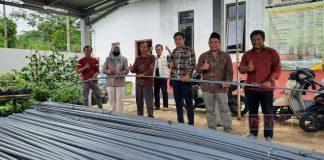 Sri Ruwiyati Serahkan Bantuan Pralonisasi di Kecamatan Banjarmangu