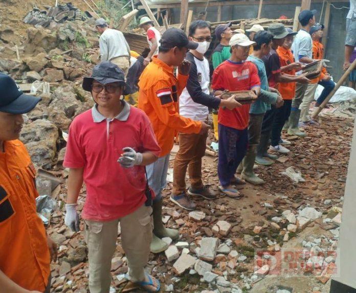 Tanggap Bencana Tanah Longsor, Bowo Hartono Bergotong Royong Bersama Masyarakat