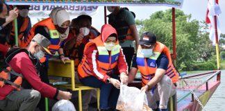 Tebar 50.000 Benih Ikan, Etik Berharap Kunjungan Wisata ke Embung Pengantin Meningkat
