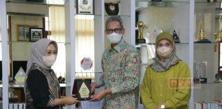 Tingkatkan Kompetensi Guru, Bupati Tiwi Jalin Kerjasama Dengan University of Cambridge