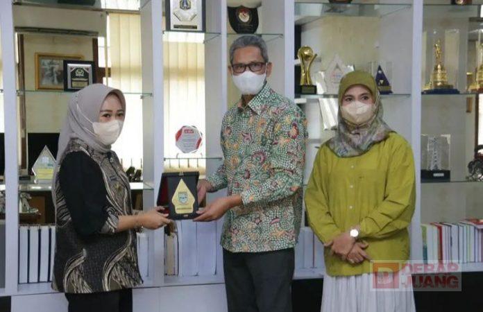 Tingkatkan Kompetensi Guru, Bupati Tiwi Lakukan Kerjasama Dengan University of Cambridge