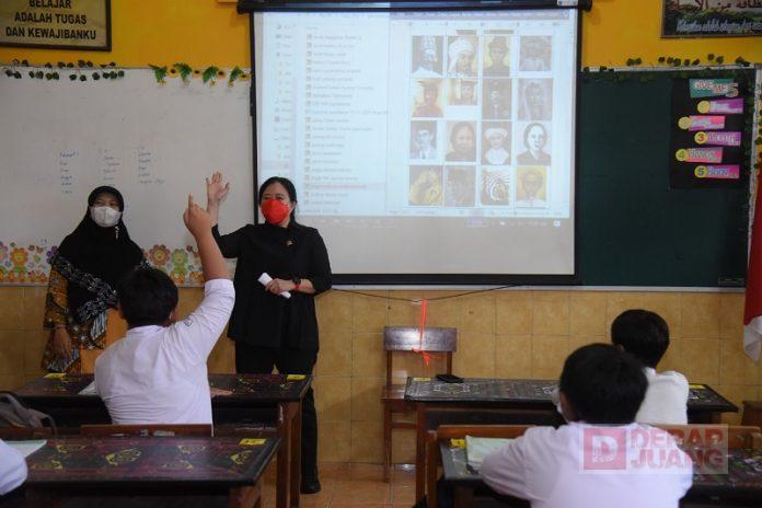 Tinjau PTM di DIY, Puan Ngajar Sejarah dan Beri Kuis ke Siswa (3)