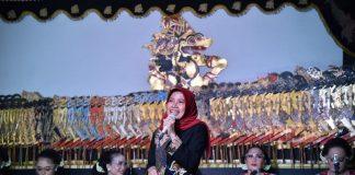 Wabup Ristawati Berbaur Bersama Warga Nikmati Wayang Kulit