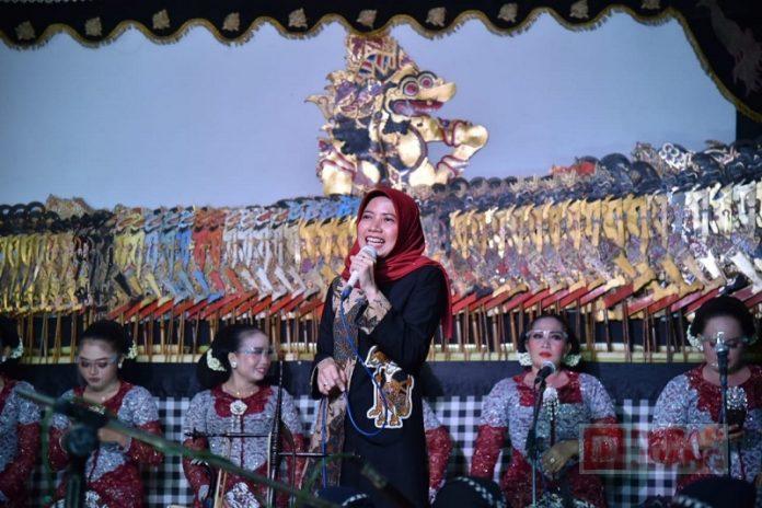 Wabup Ristawati Berbaur Bersama Warga Nikmati Wayang Kulit