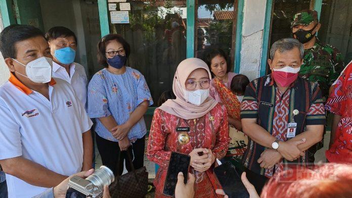 Wabup Ristawati Berikan Pendampingan Pengobatan Warga (2)