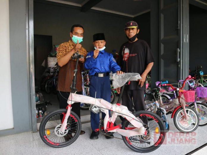 Wujud Kepedulian Rober Christanto Berikan Bantuan Sepeda Kepada Siswa di Ngargoyoso