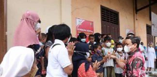 Aaf Serahkan Bantuan 600 Paket Sembako untuk Korban Banjir