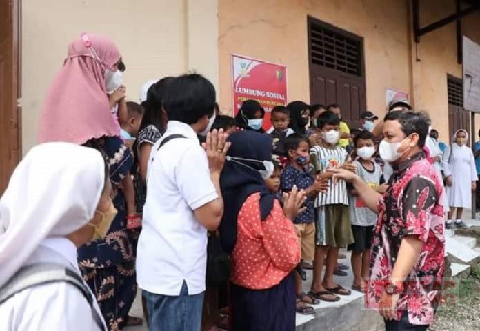 Aaf Serahkan Bantuan 600 Paket Sembako untuk Korban Banjir (2)